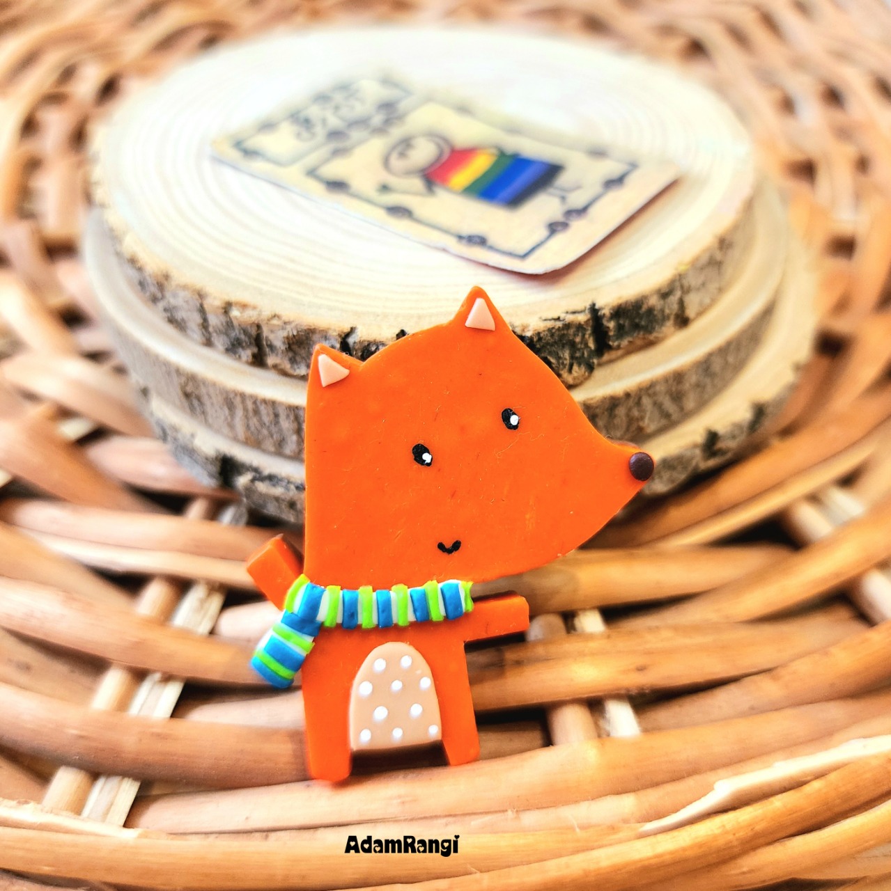 پیکسل (سنجاق سینه) نارنجی کیوت آدم رنگی